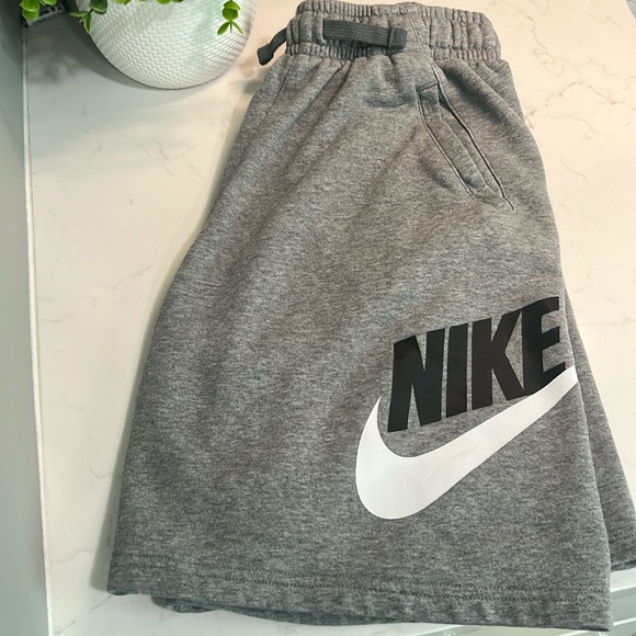 Boys Nike sweat shorts - Picture 1 of 3